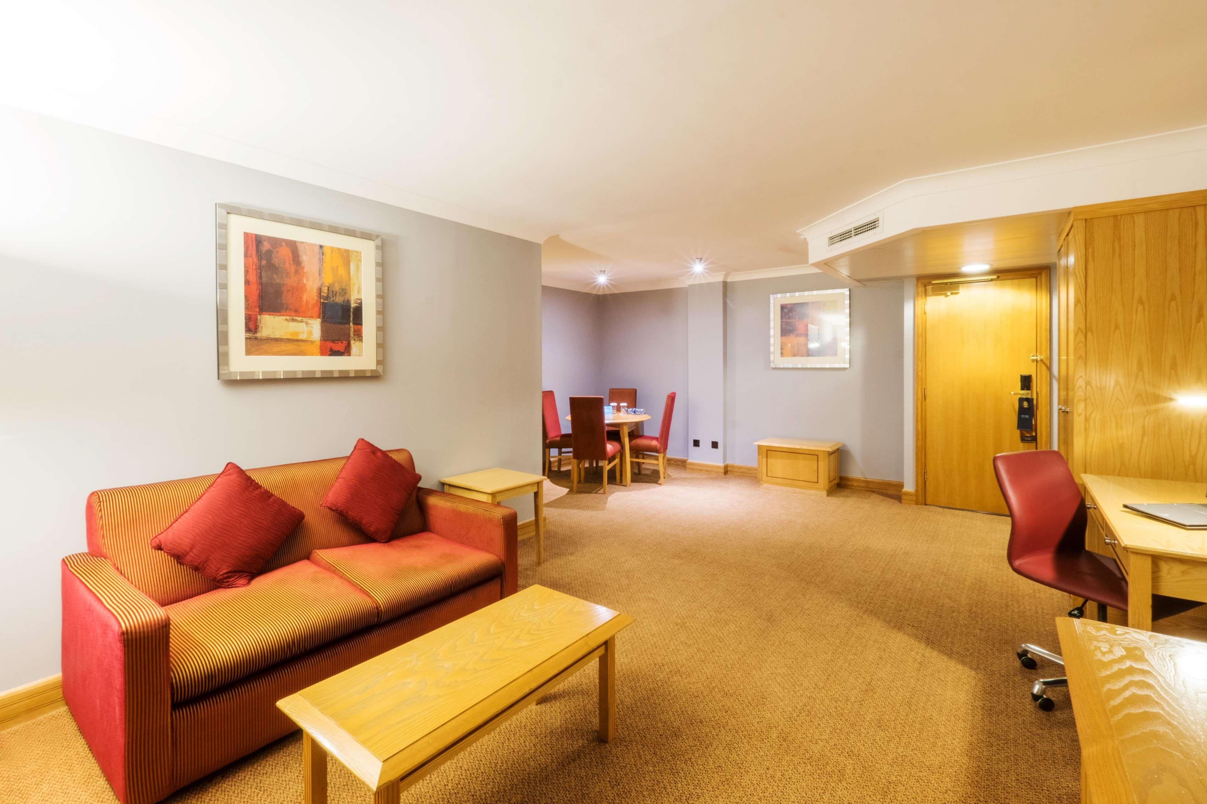 Doubletree By Hilton Swindon Hotel Exteriér fotografie