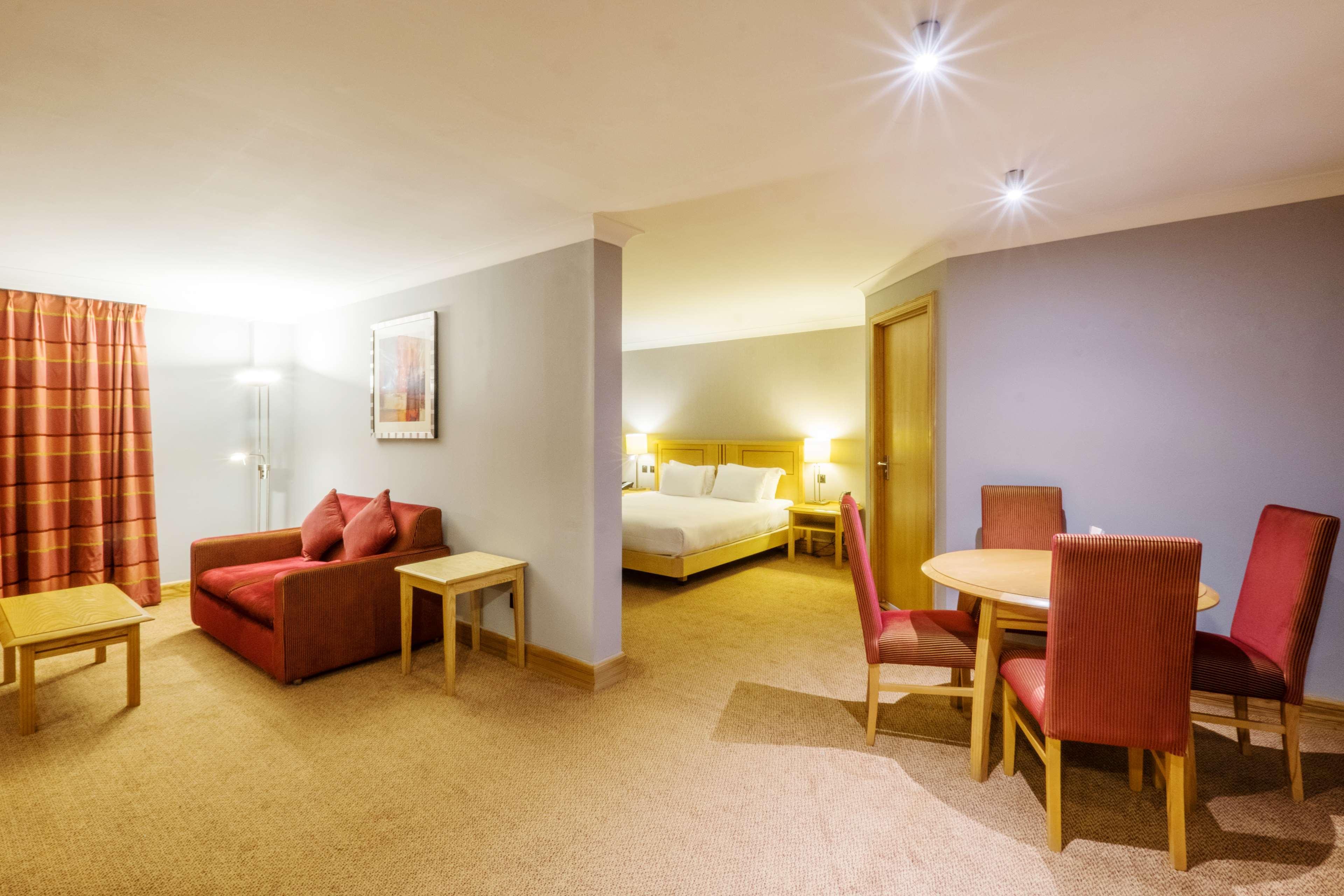 Doubletree By Hilton Swindon Hotel Exteriér fotografie