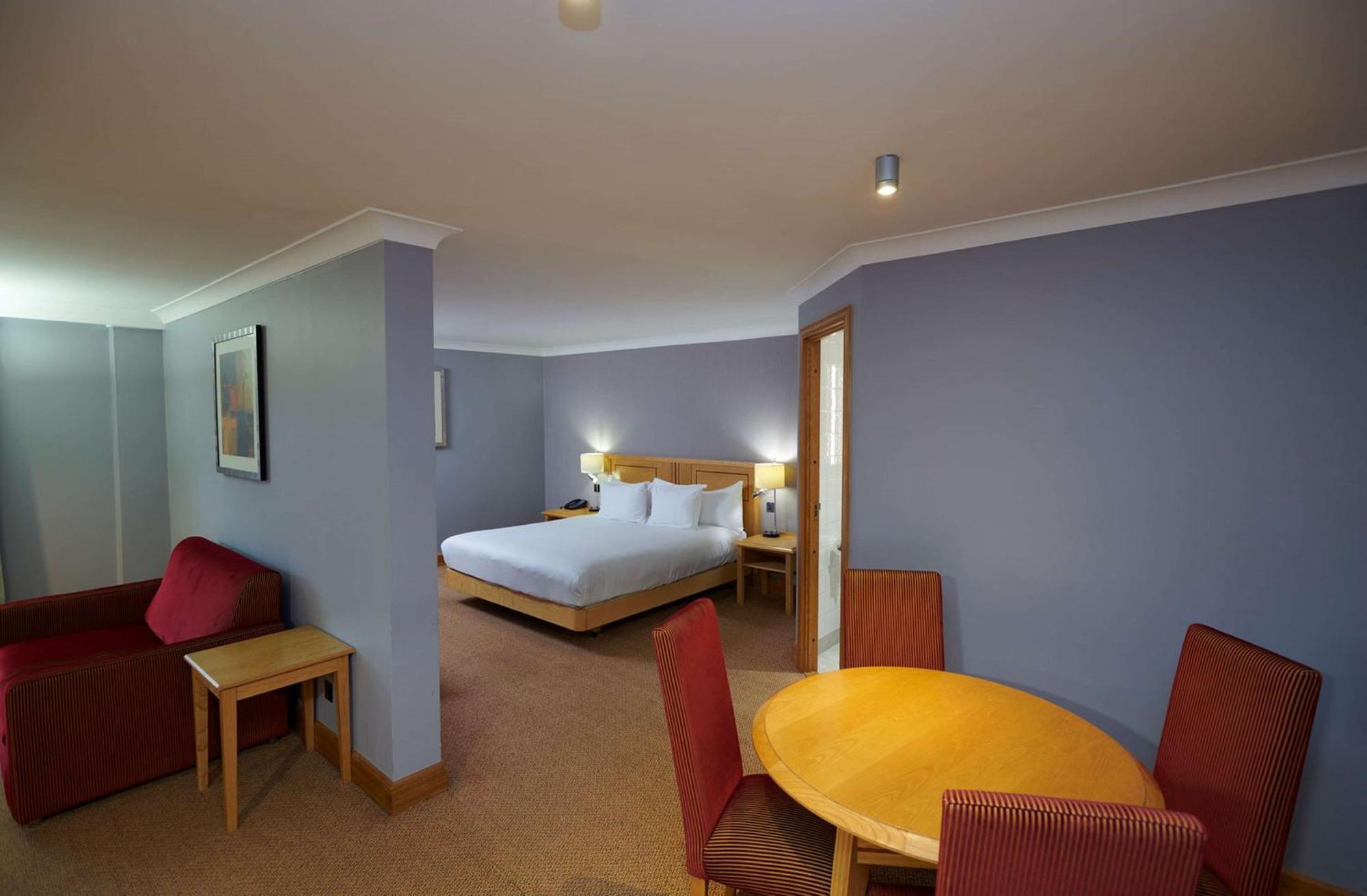 Doubletree By Hilton Swindon Hotel Exteriér fotografie