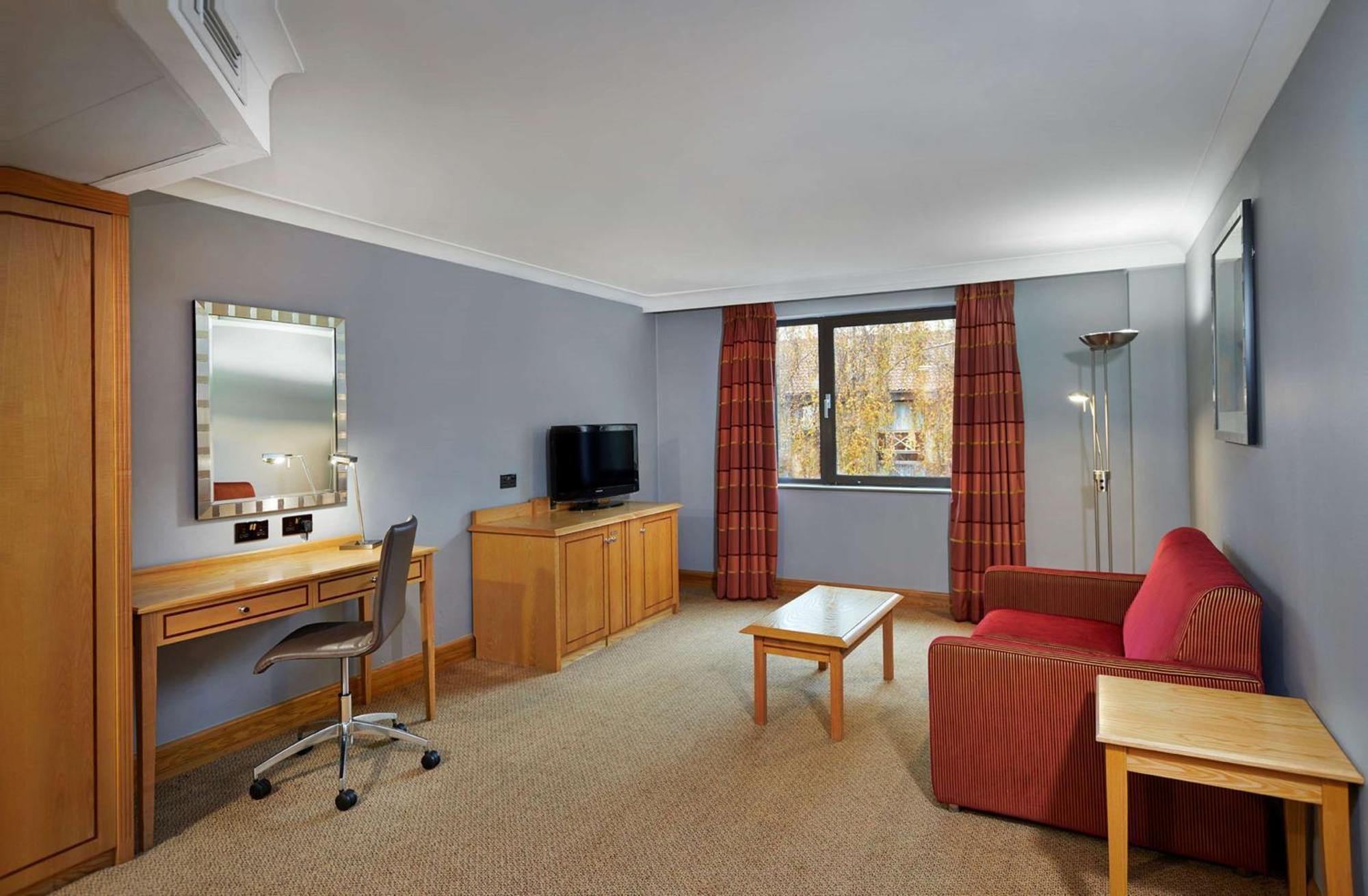 Doubletree By Hilton Swindon Hotel Exteriér fotografie