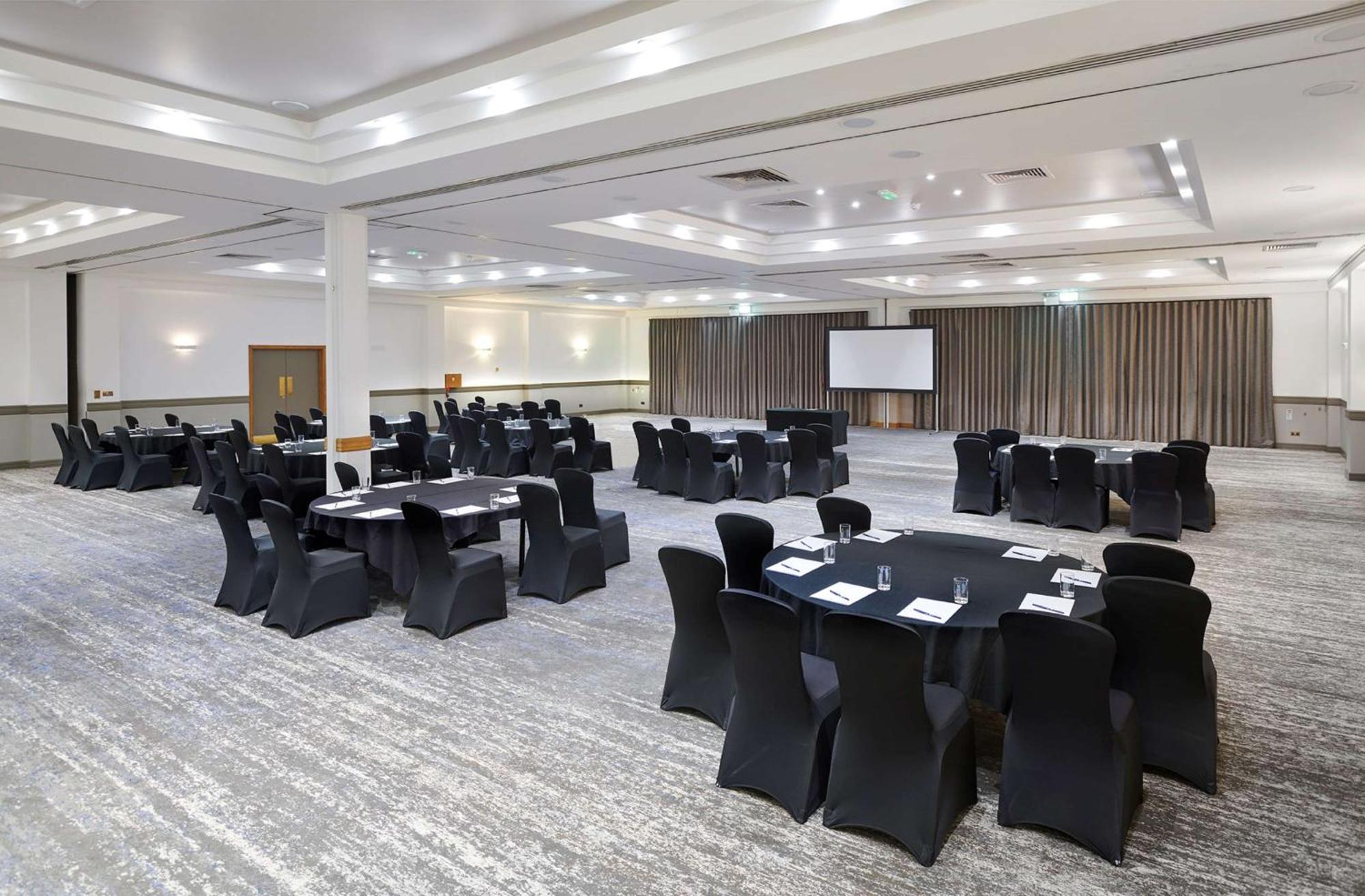 Doubletree By Hilton Swindon Hotel Exteriér fotografie