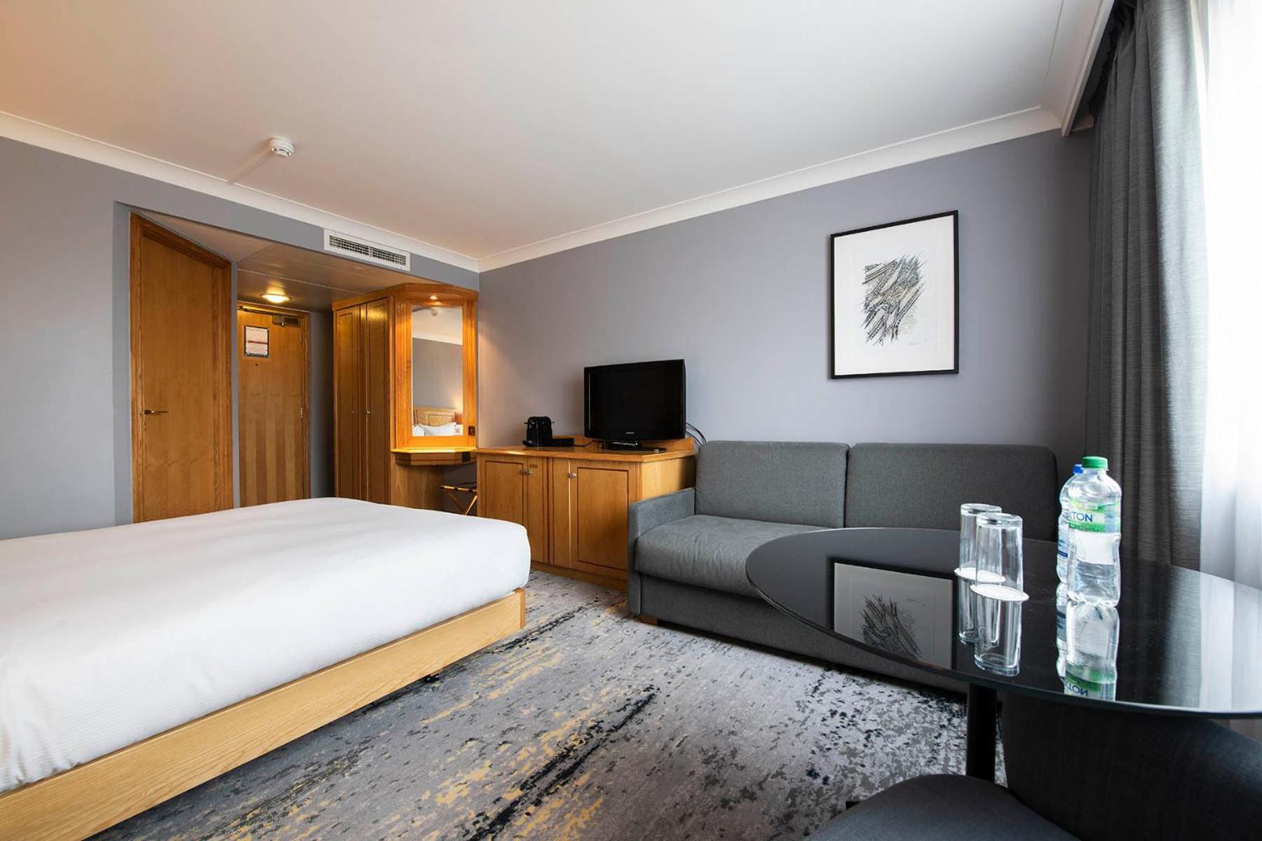 Doubletree By Hilton Swindon Hotel Exteriér fotografie