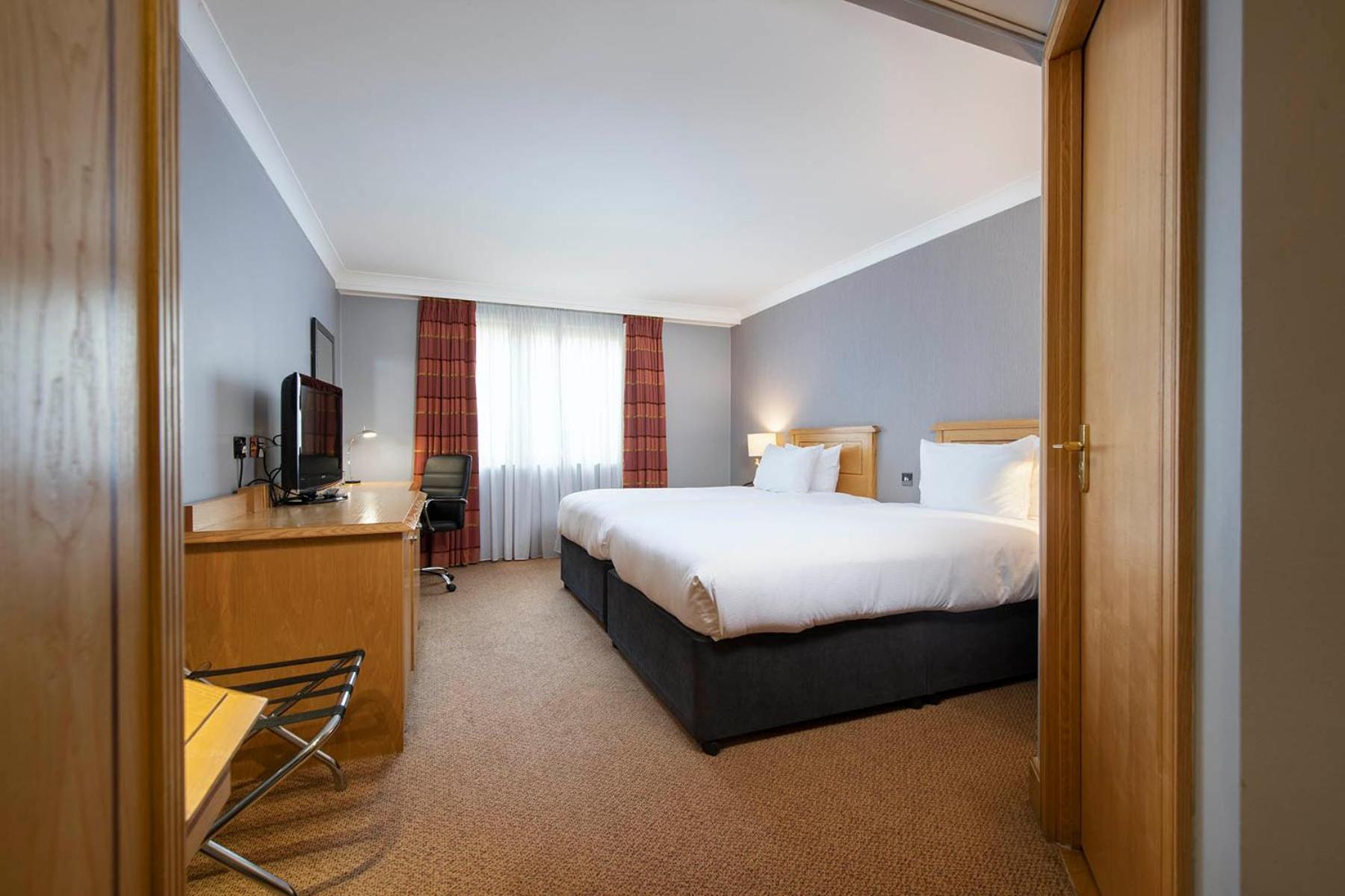 Doubletree By Hilton Swindon Hotel Exteriér fotografie