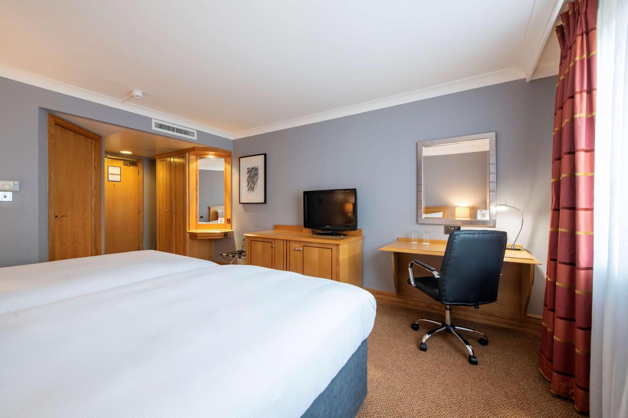 Doubletree By Hilton Swindon Hotel Exteriér fotografie