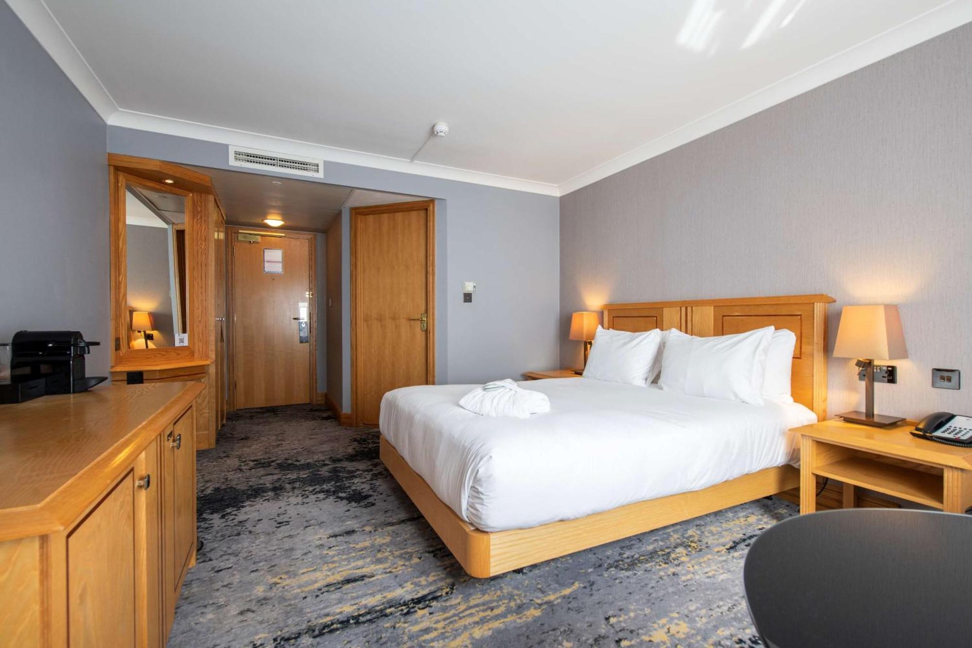 Doubletree By Hilton Swindon Hotel Exteriér fotografie