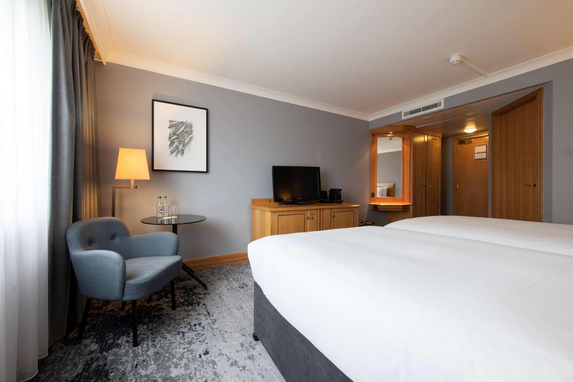 Doubletree By Hilton Swindon Hotel Exteriér fotografie