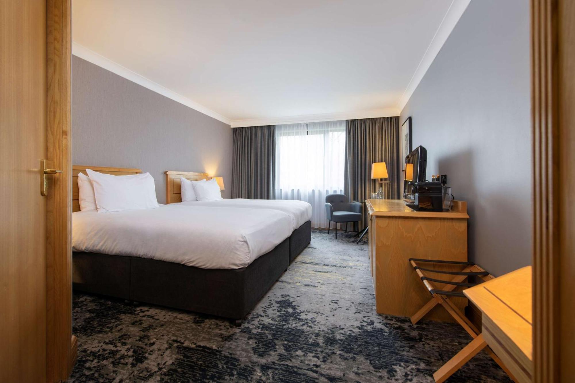 Doubletree By Hilton Swindon Hotel Exteriér fotografie