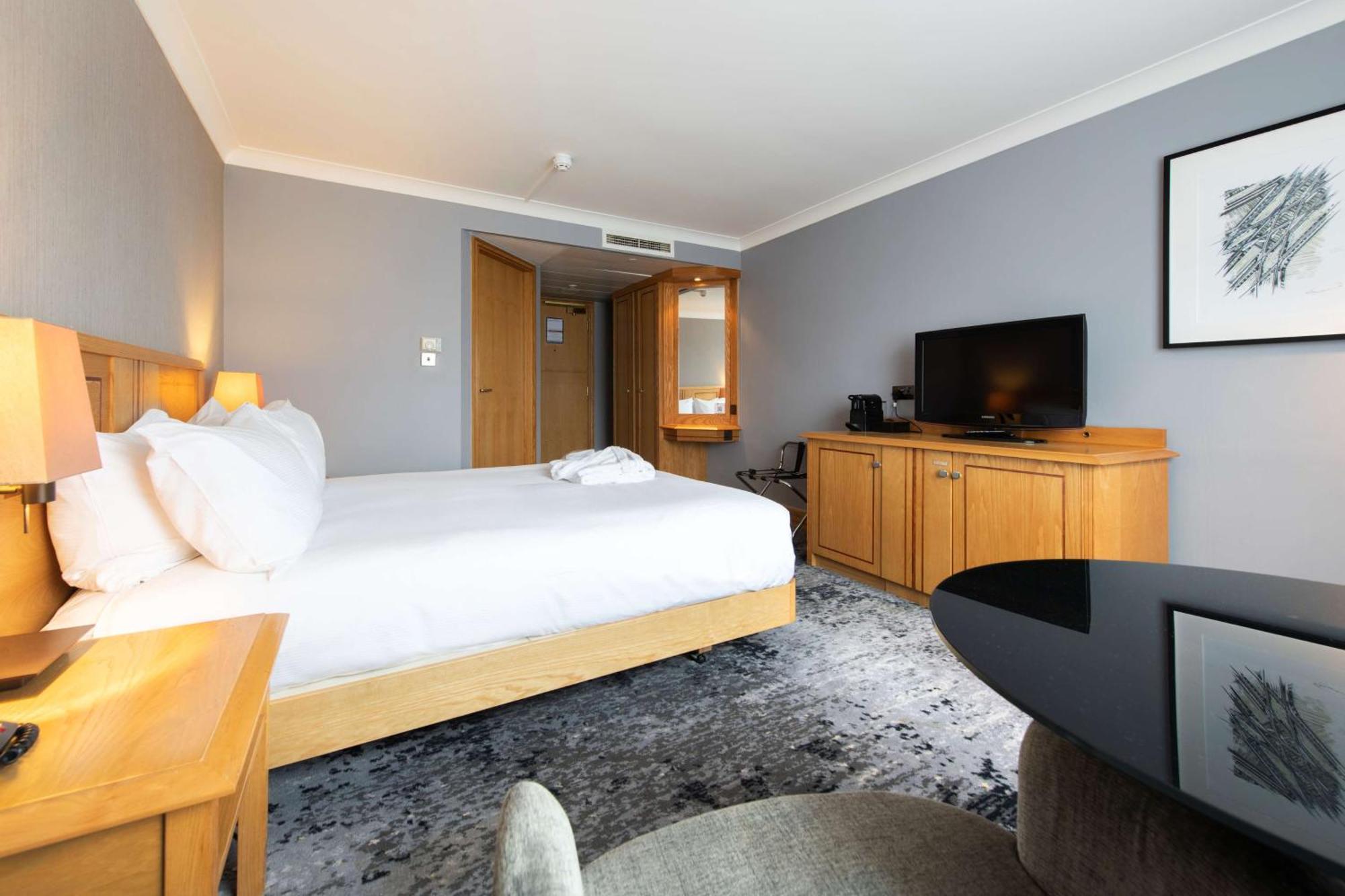 Doubletree By Hilton Swindon Hotel Exteriér fotografie