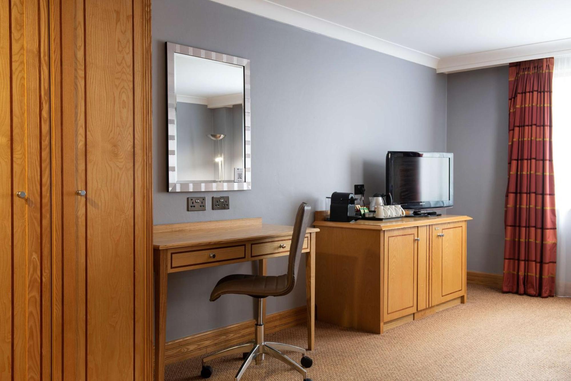 Doubletree By Hilton Swindon Hotel Exteriér fotografie
