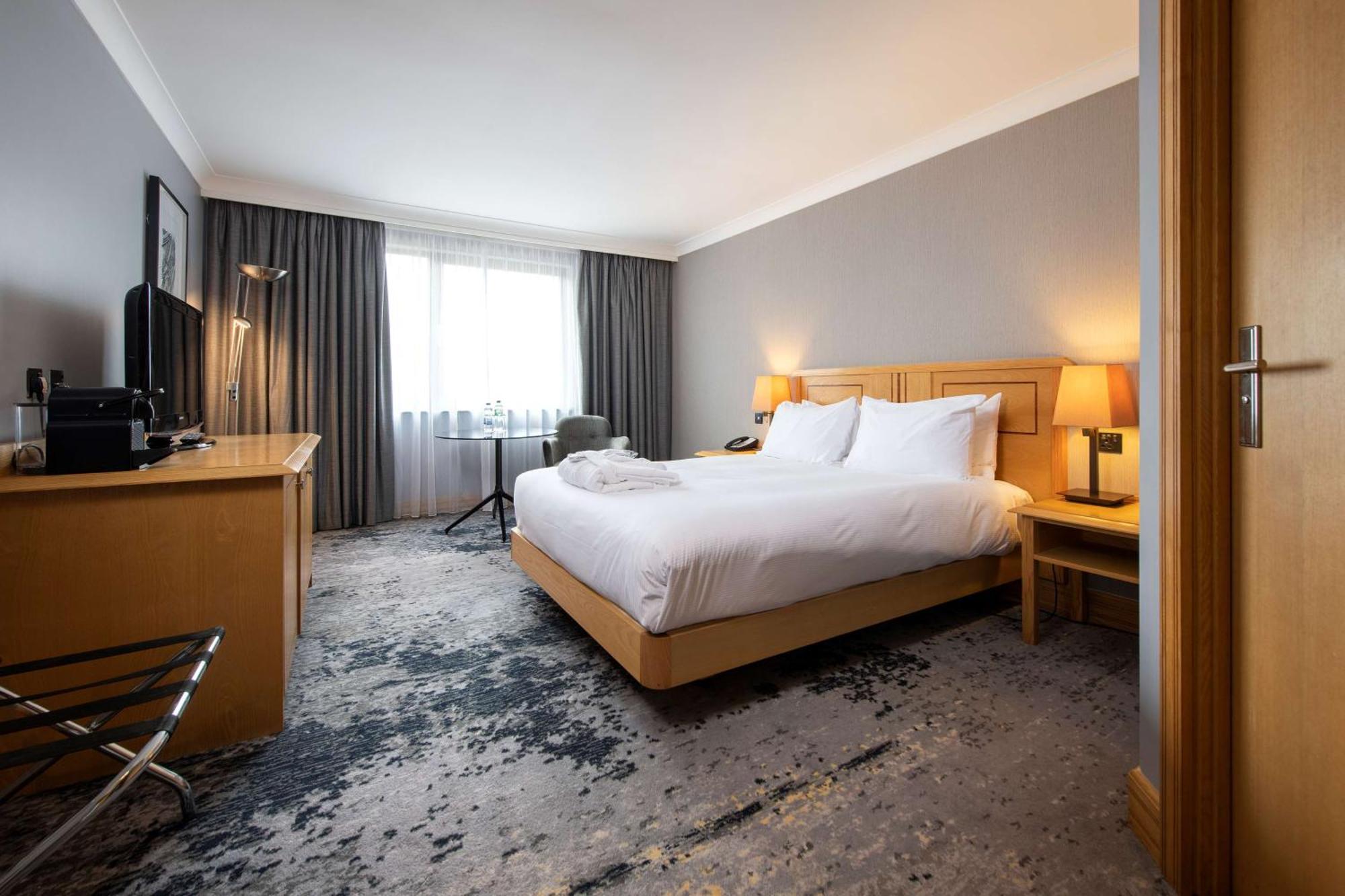 Doubletree By Hilton Swindon Hotel Exteriér fotografie