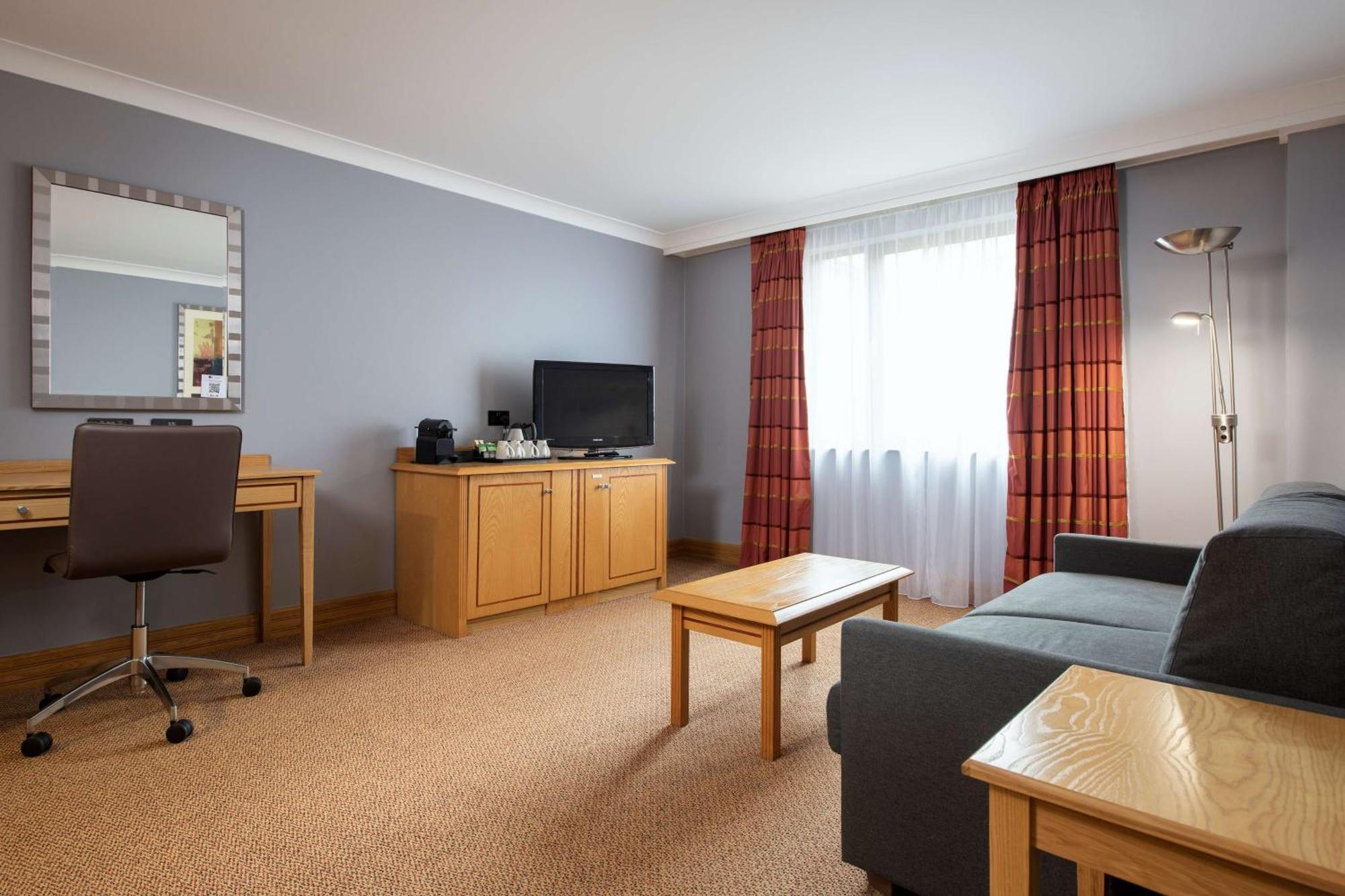 Doubletree By Hilton Swindon Hotel Exteriér fotografie