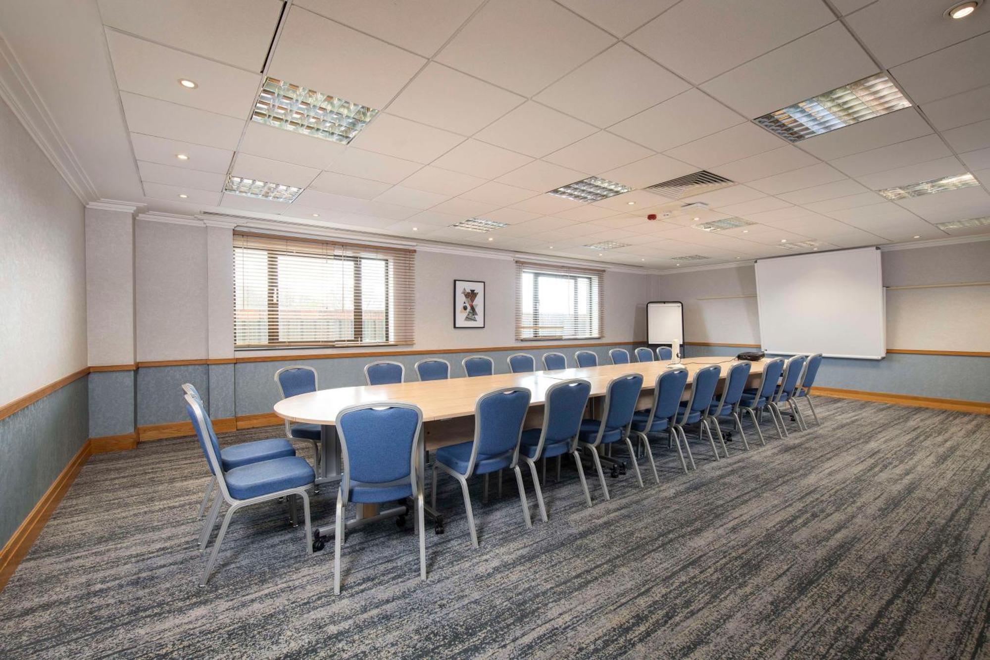 Doubletree By Hilton Swindon Hotel Exteriér fotografie