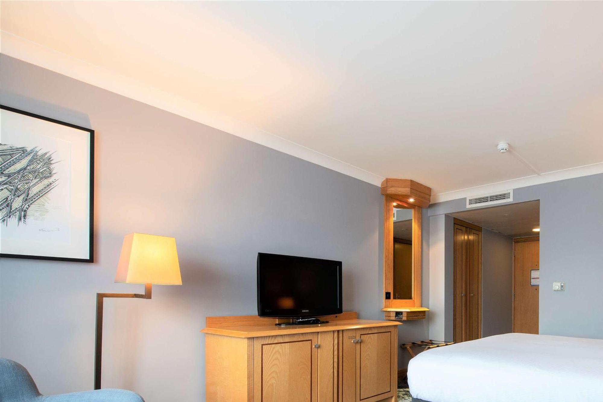 Doubletree By Hilton Swindon Hotel Exteriér fotografie
