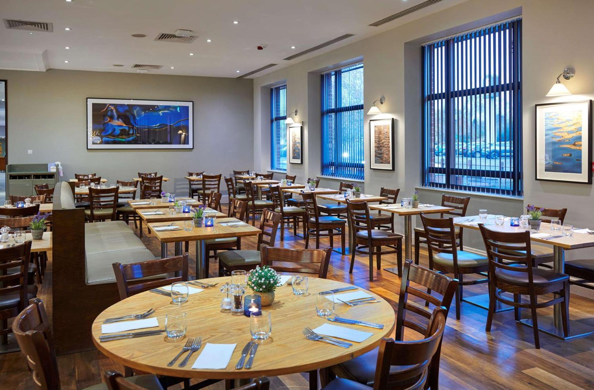 Doubletree By Hilton Swindon Hotel Exteriér fotografie